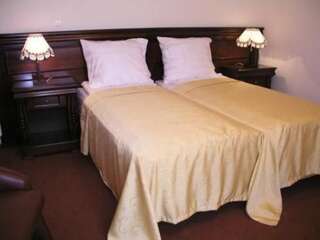 Отель Hotel Bulevard Фэгэраш Стандартный двухместный номер с 1 кроватью или 2 отдельными кроватями-2
